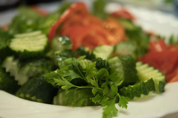 在餐馆里切蔬菜和肉制品作为零食