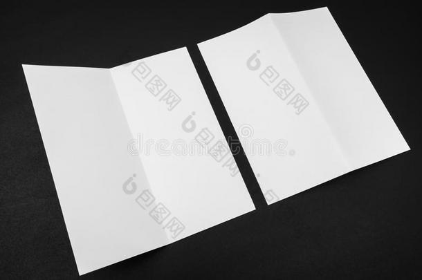 黑色背景上的双层白色模板纸。