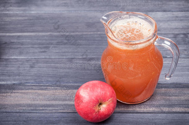 新鲜榨出的苹果汁放在桌子上的水罐里