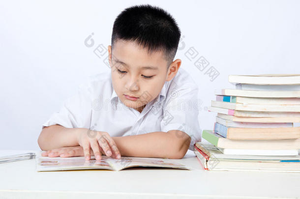 亚洲<strong>中国</strong>小男孩穿着学生制服<strong>阅读</strong>教科书