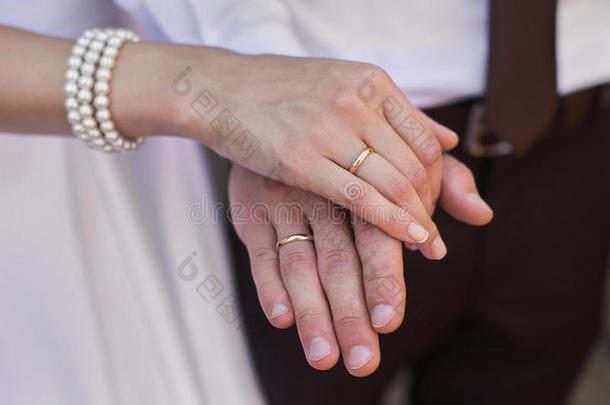 新娘和新郎手上戴着结婚戒指，男女手上戴着结婚戒指