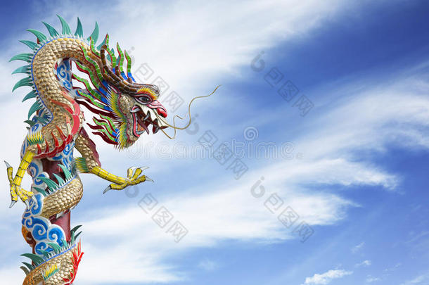龙雕像，中国风格的天空。