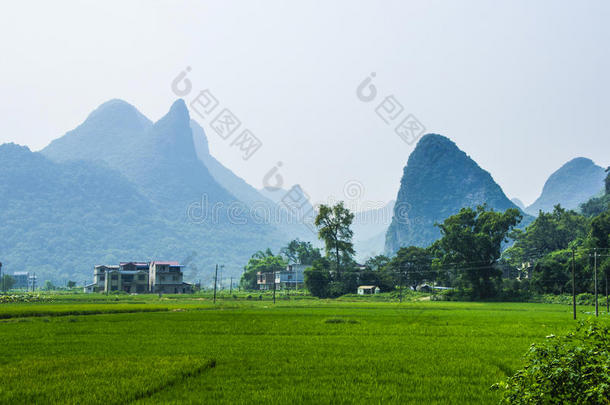 春天美丽的喀斯特山区和乡村风景