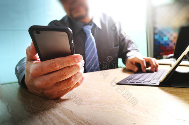 商人使用智能手机和键盘码头数字平板电脑。全球网络连接技术接口。大理石