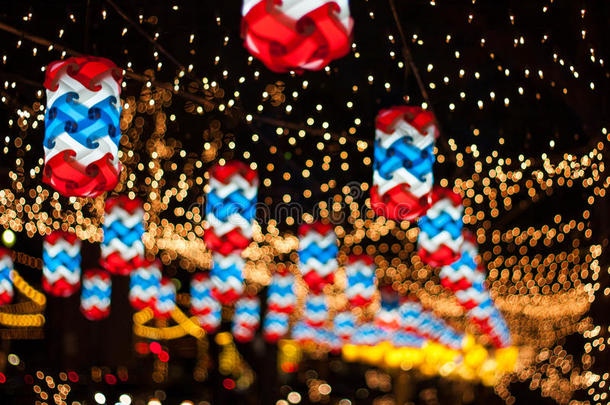 圣诞节和新年庆祝活动，用灯光装饰。