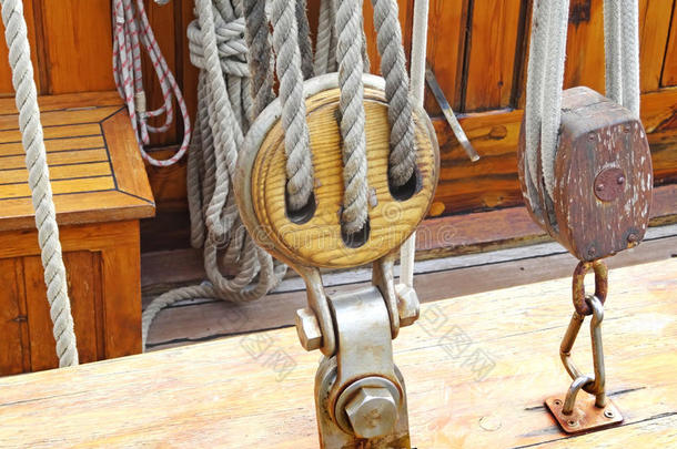 一根绳子的特写，绳子上有一个结结的末端绑在一个夹板上