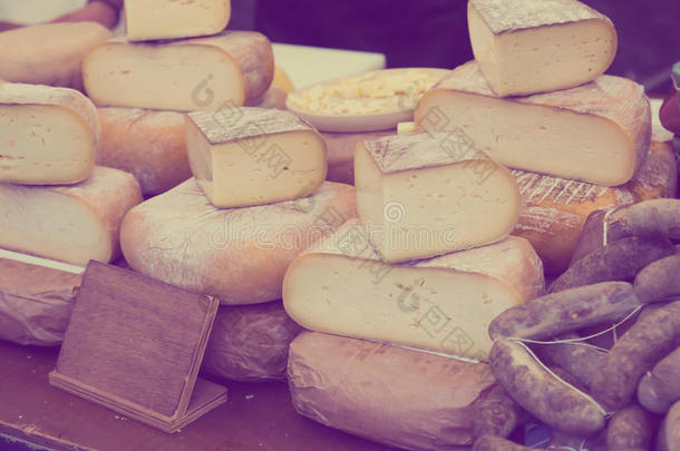 市场柜台上的奶酪