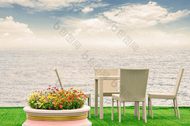 甲板椅子靠岸海滩海。
