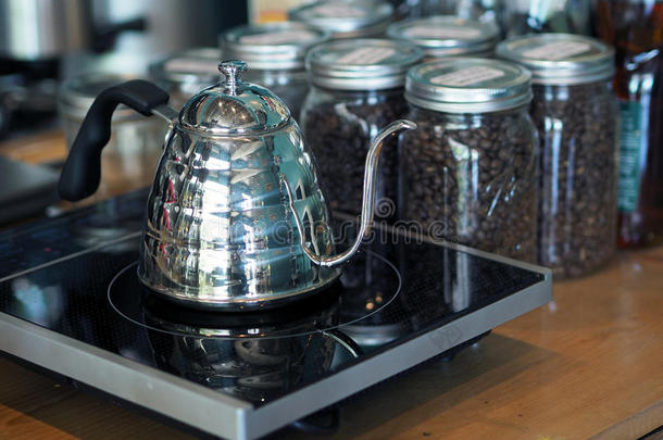 沸水与<strong>不锈钢</strong>锅，准备使咖啡滴水