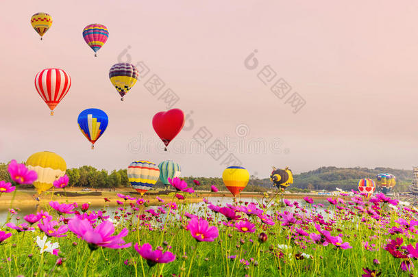 五颜六色的热气球飞过宇宙的花朵