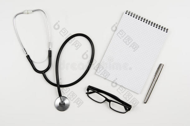 医生的桌子上有医疗配件和产品。 医学背景的顶视图照片。
