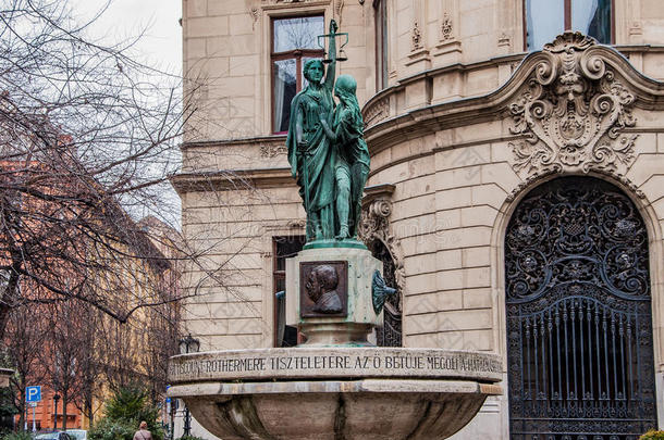 背景上的喷泉，布达佩斯大都会埃尔文·萨博图书馆的正面