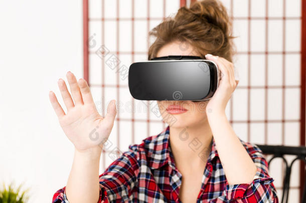 女孩获得使用虚拟现实VR眼镜的经验