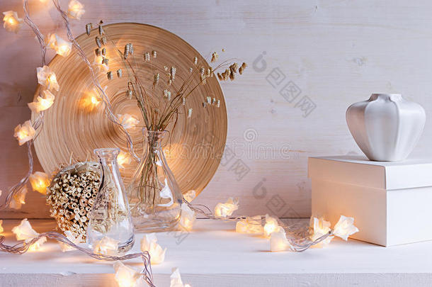 圣诞家居装饰，白色木制背景上有燃烧的灯。