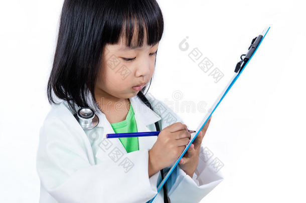 亚洲中国小医生写在剪贴板上