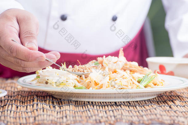 厨师装饰泰国菜菜单与切碎花生豆