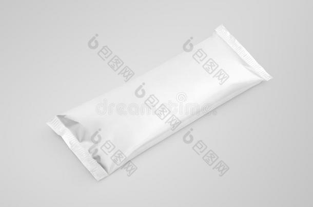 灰色背景上的空白塑料袋零食包装