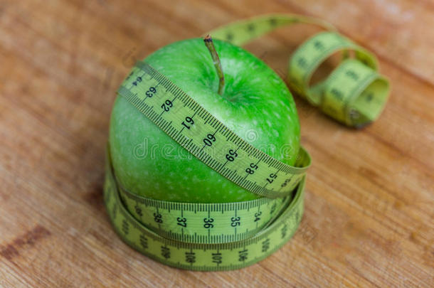 苹果周围有测量带，饮食和<strong>减肥</strong>的概念