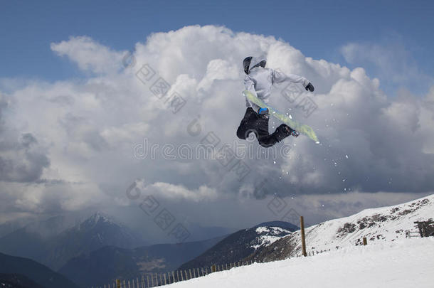 在山上飞滑雪板。 极限运动。