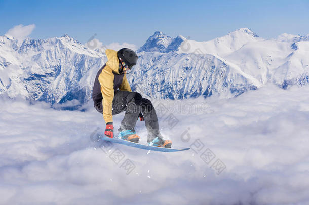 在山上飞滑雪板。 极限运动。