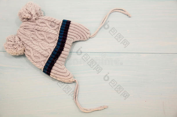 婴儿冬季保暖手套，圆锥体和编织羊毛围巾在木板上。冬季儿童背景。时尚舒适的外观