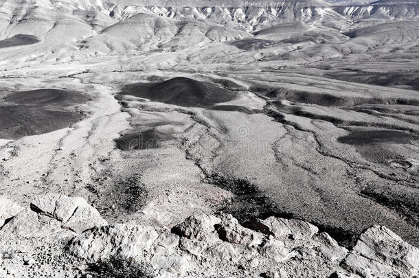火山口山石沙漠景观黑白纹理。