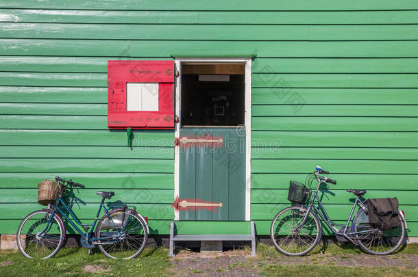 在ZaanseSchans的一所绿色木屋前的自行车