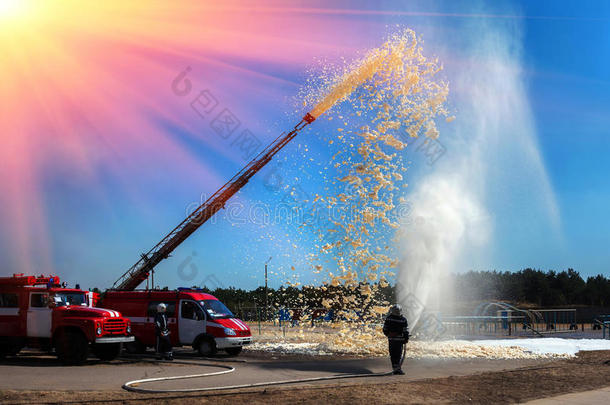 消防队员在日落时拿着带水压的消防软管，消防设备。