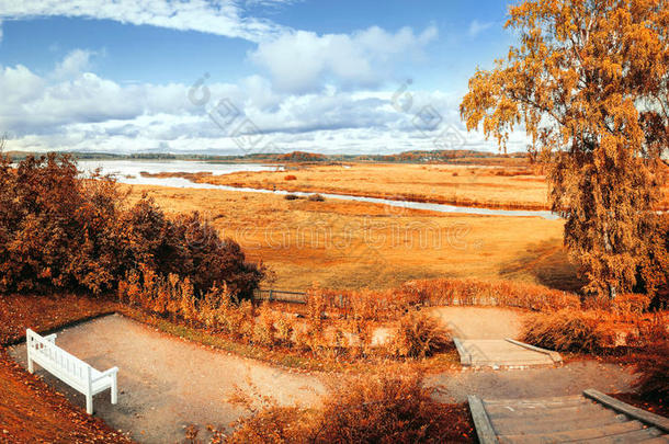 秋季景观-秋季公园，在多云的秋季天气中有河流和秋树