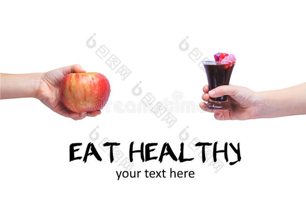 吃得健康！ 健康<strong>食品</strong>的概念。 垃圾<strong>食品</strong>的概念。 儿童手与苹果，可乐和果冻熊