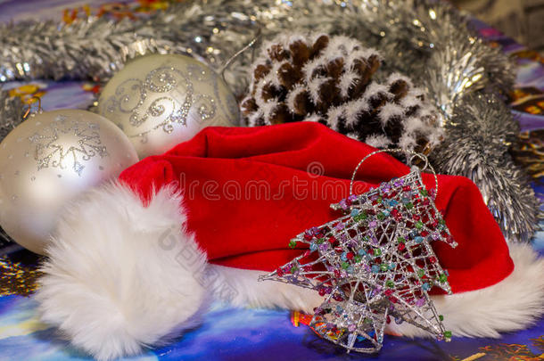 圣诞装饰品和圣诞帽的布置，