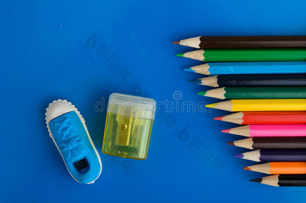 蓝色背景上的彩色铅笔