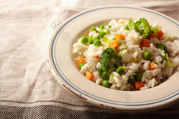 布餐巾与里索蒂碗蔬菜和米<strong>饭</strong>