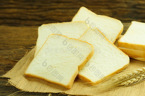 面包片。白面包。木头面包。桌子上的面包。面包f