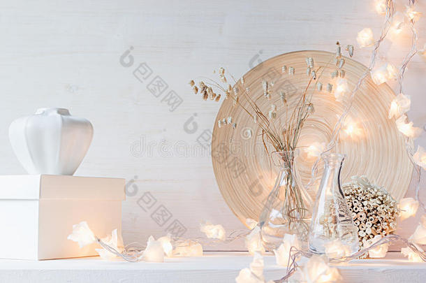 圣诞<strong>家居</strong>装饰，白色木制背景上有燃烧的<strong>灯</strong>。