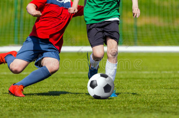 男孩们踢足球。 青少年足球比赛的孩子。 足球锦标赛
