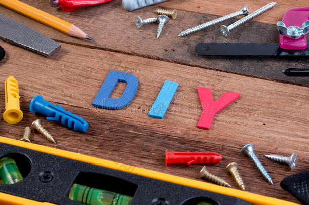 <strong>DIY</strong>工作工具。 木制桌子上的工作工具。 带有工作工具的<strong>DIY</strong>空白项目。