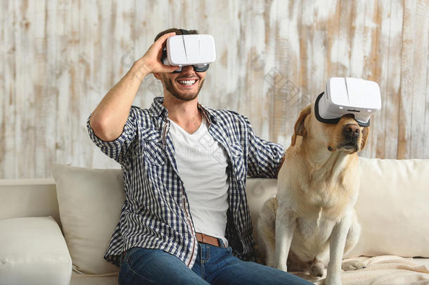 狗和单身汉戴着虚拟现实眼镜