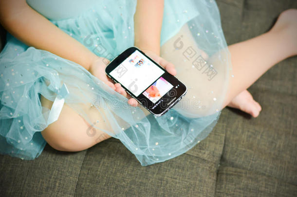 孩子或孩子在智能手机上浏览互联网