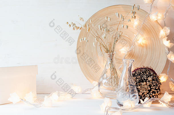 圣诞家居装饰，白色木制背景上有灯。