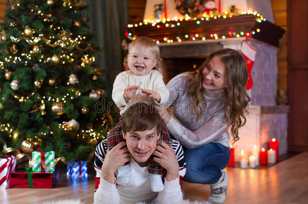 圣诞节，圣诞节，家庭，人，幸福的概念-快乐的父母和漂亮的孩子一起玩