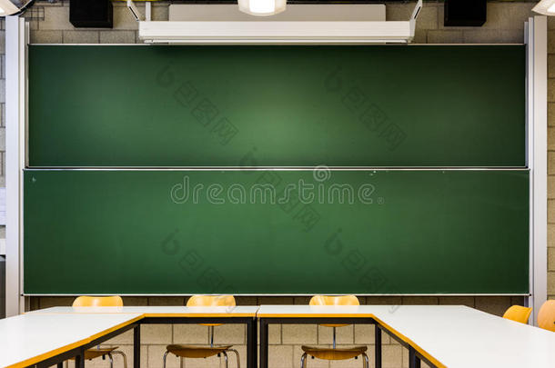 绿色空白<strong>黑板模板</strong>学校大学教室双滑动室内建筑学习教学