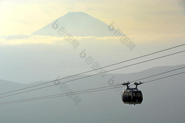 缆车上富士山日本，天空；富士山；背景
