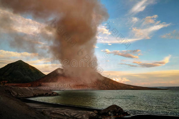 塔维尔火山爆发，拉包尔，新英国岛，PNG