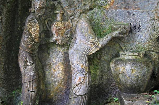 飞来峰石窟有精美的佛教石刻