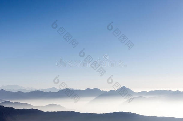 美丽的山脉背景与蓝天。