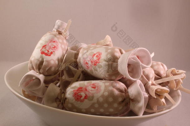 棉花糖果用于室内装饰与白色碗