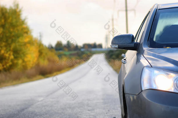 乡村公路车道上的汽车