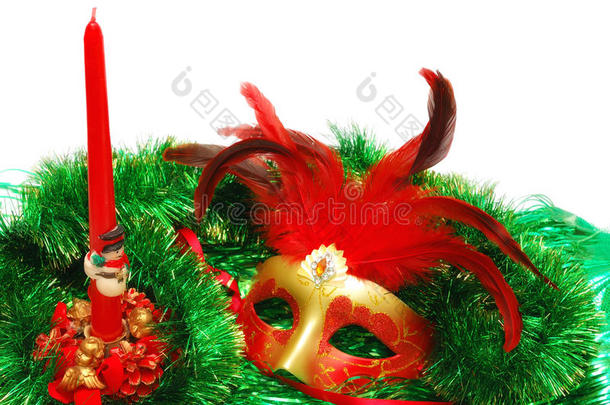 狂欢节面具上的绿色新年装饰品