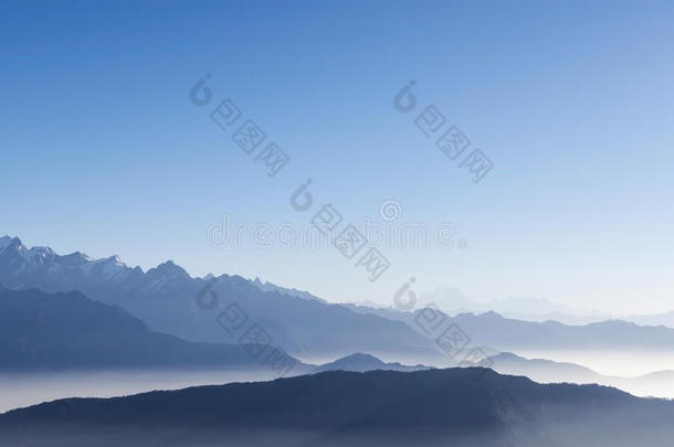 雾山背景与蓝天和。